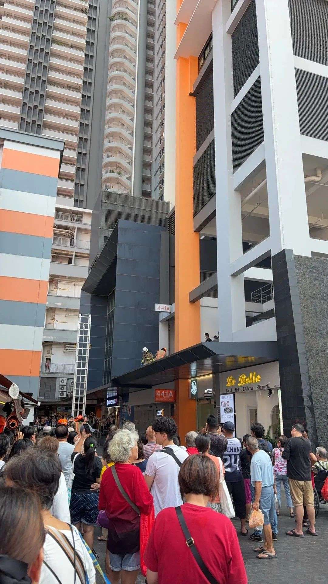 突发！新加坡金文泰商业街一女子跳楼身亡