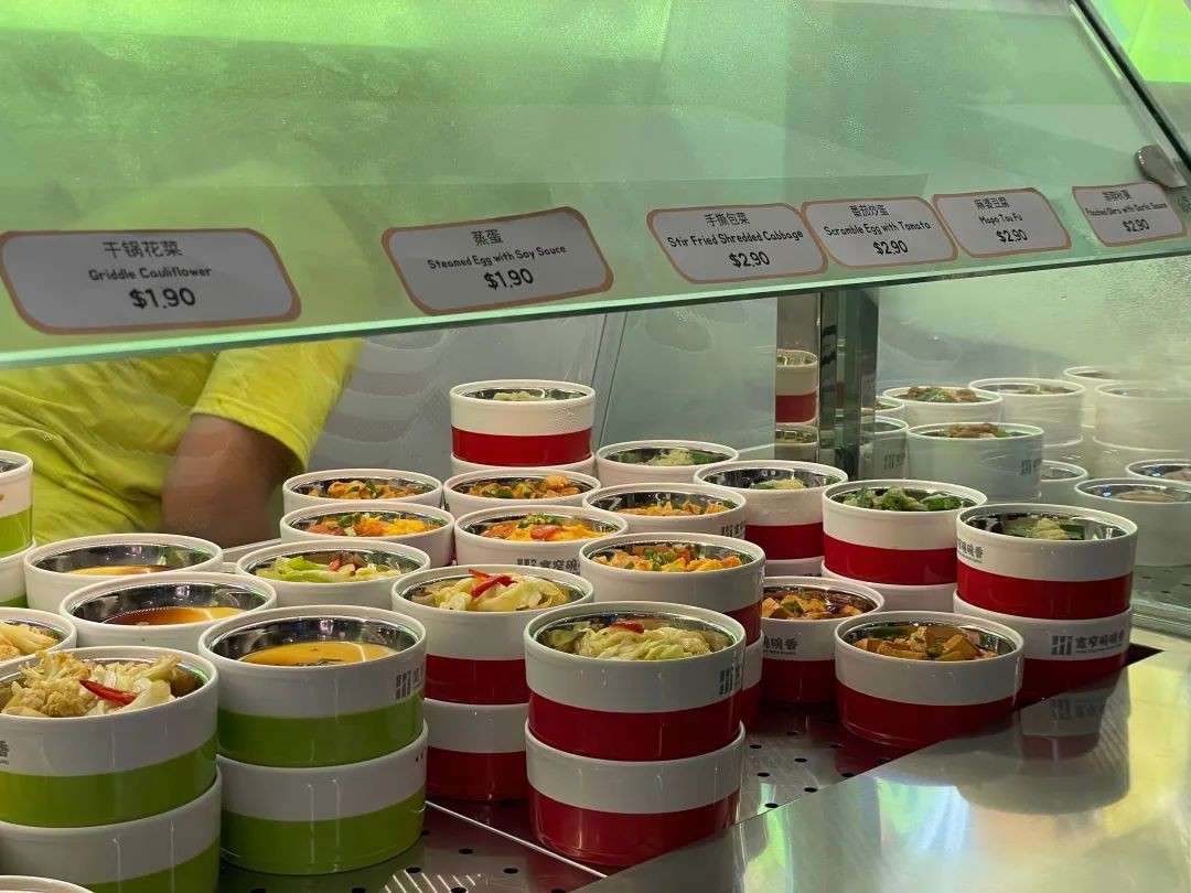 春晚机器人在这里当迎宾？“下饭神店”有开业福利！可能是新加坡买单最快的店……