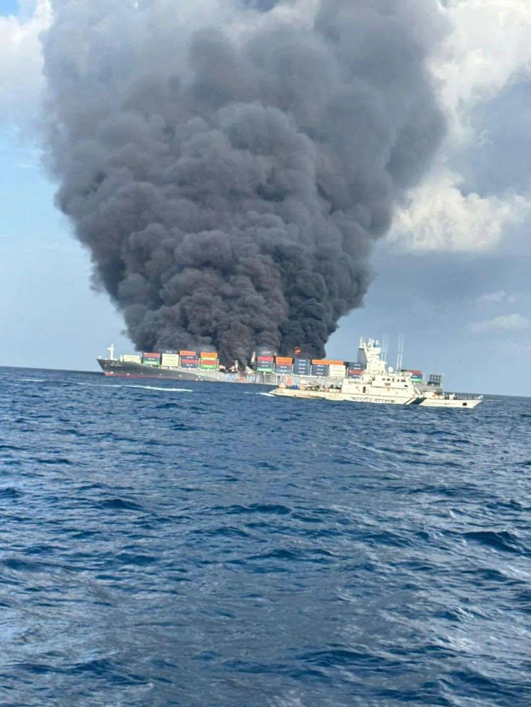 新加坡货船在印度海域爆炸,中国船员10人获救,最新细节曝光