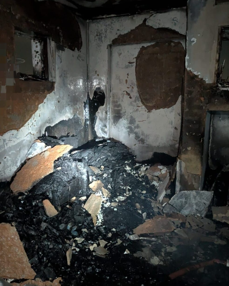 新加坡组屋深夜起火致4人送院,现场玻璃爆裂如下雨,陈振声探访安抚
