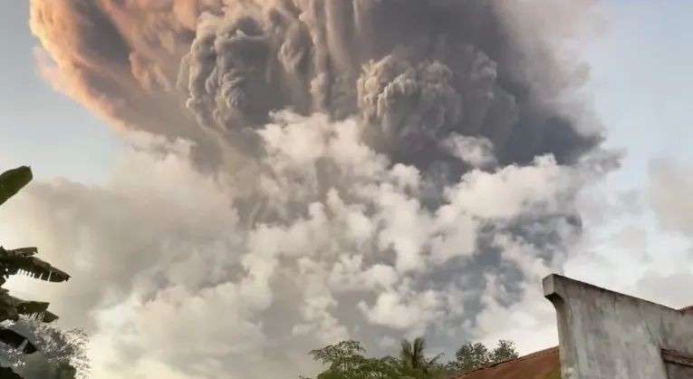 印尼火山爆发，火山灰直冲11公里高空！新航酷航多航班紧急取消