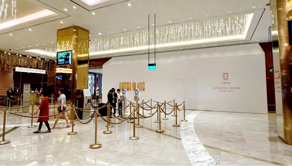 老铺黄金店内
