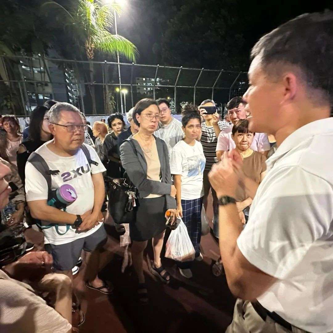 新加坡组屋深夜起火致4人送院,现场玻璃爆裂如下雨,陈振声探访安抚