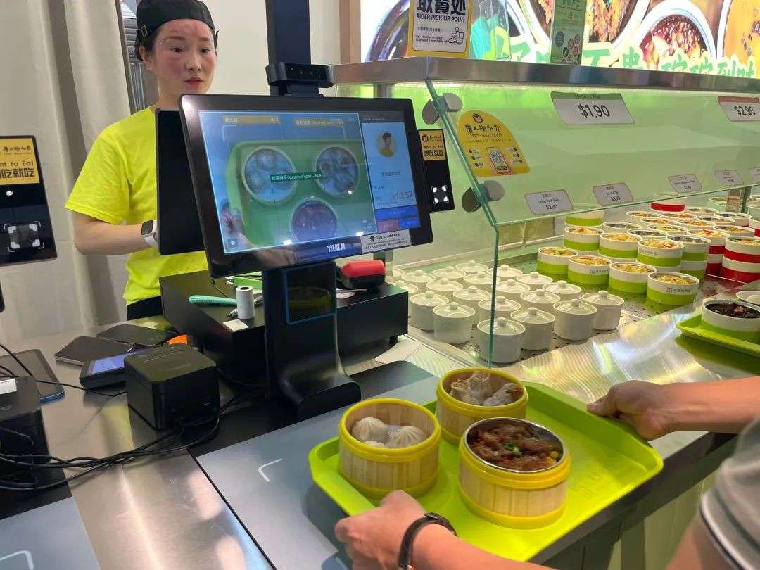 春晚机器人在这里当迎宾？“下饭神店”有开业福利！可能是新加坡买单最快的店……