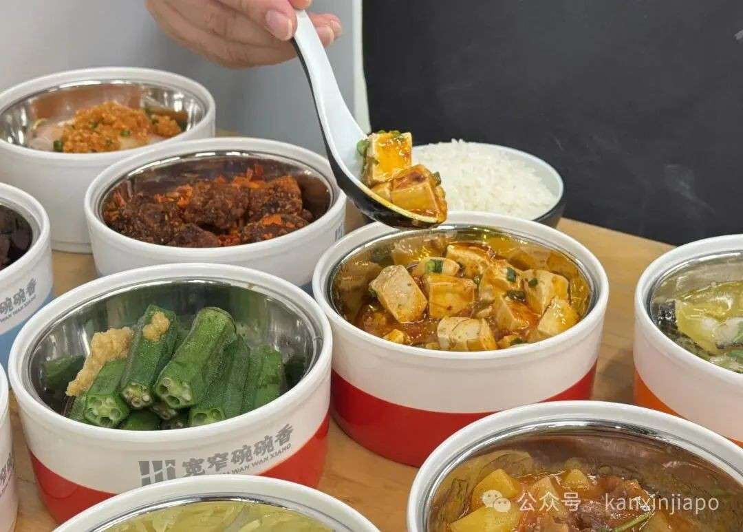 春晚机器人在这里当迎宾？“下饭神店”有开业福利！可能是新加坡买单最快的店……