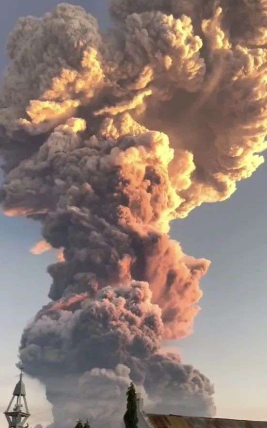 印尼火山爆发，火山灰直冲11公里高空！新航酷航多航班紧急取消