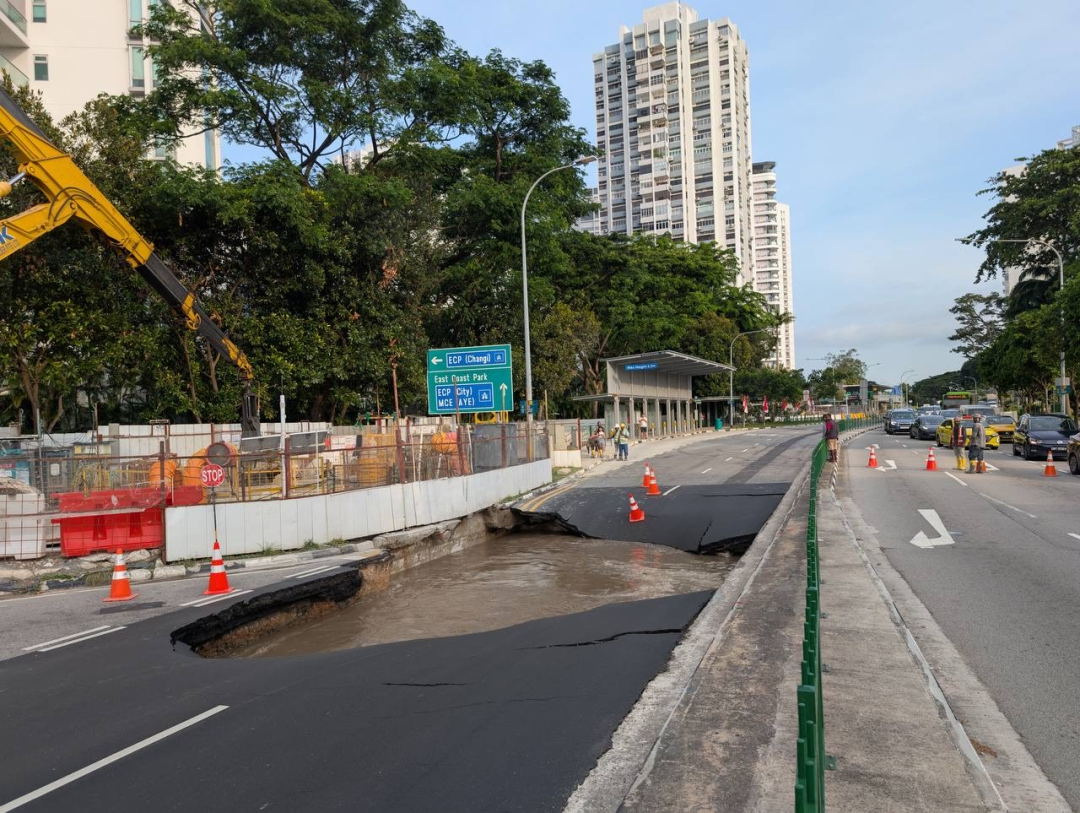 突发!新加坡马路塌陷,汽车瞬间坠入深坑!现场画面曝光