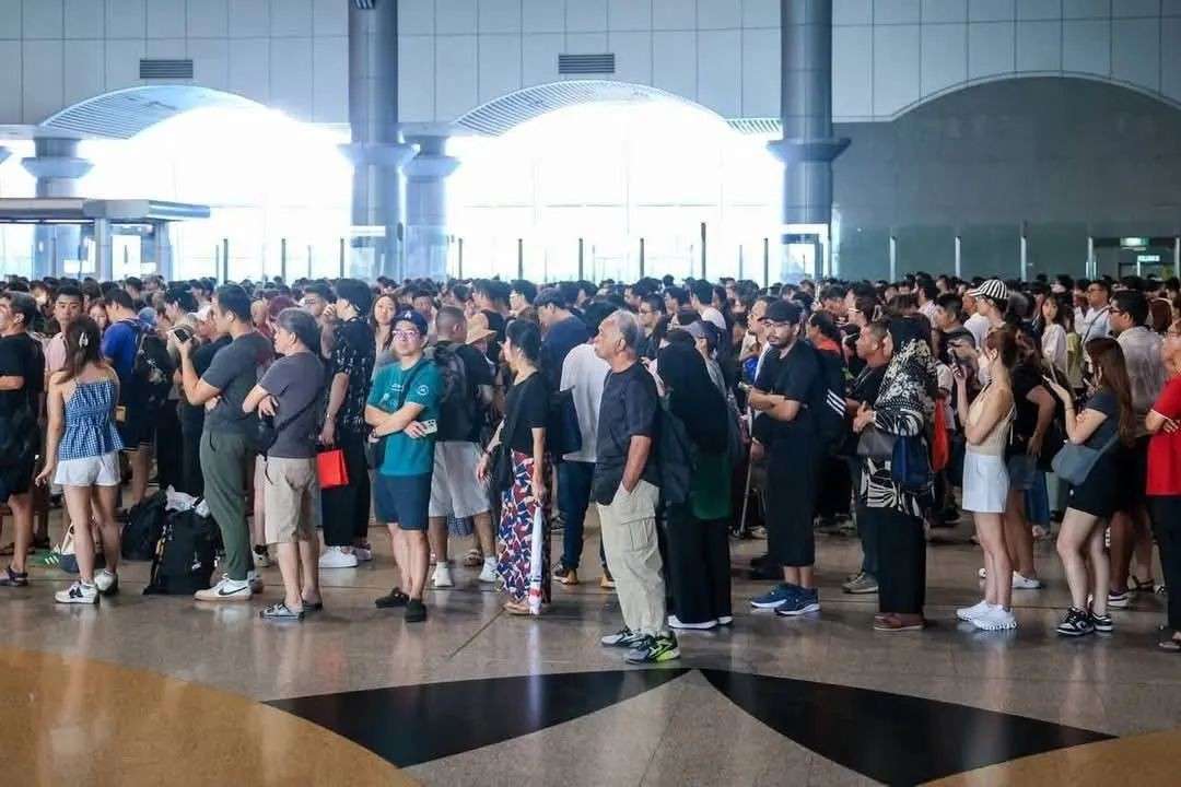新马关卡系统崩了!人工通道挤爆了排队4小时,有人直接掉头回家