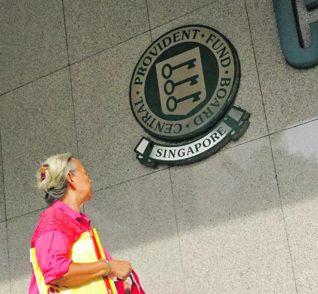 退休存款惊现3倍差距!新加坡人养老竟分“贫富”两个标准
