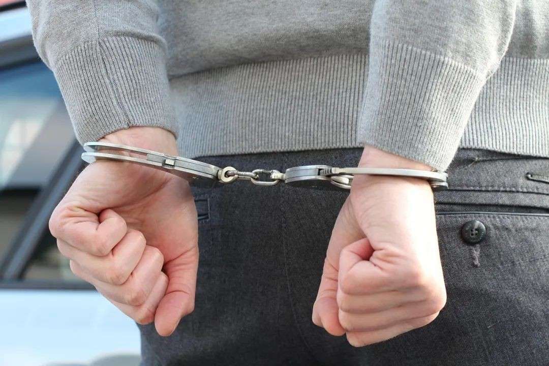 小学生都不放过？新加坡女教师被控性侵多名男孩