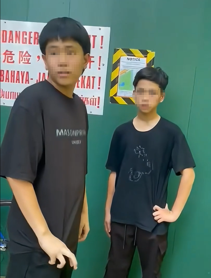 “你想被我们打还是自己脱衣服?”新加坡少年持刀霸凌视频疯传,警方介入