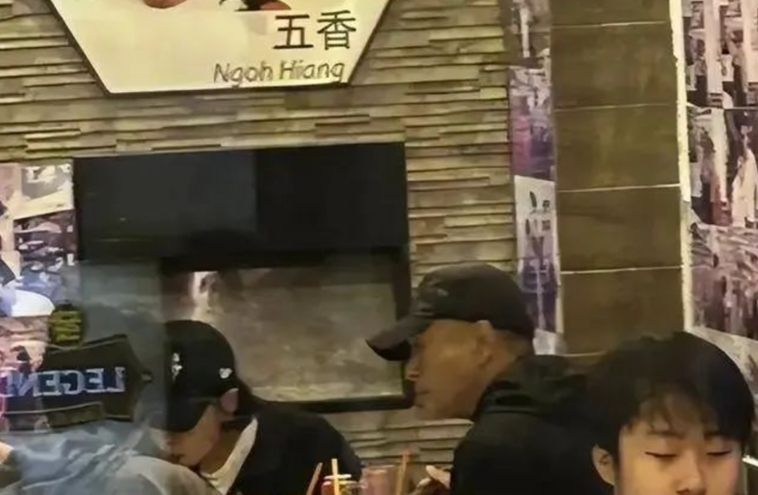 70岁周润发被偶遇新加坡街边吃肉骨茶，身型激瘦引发粉丝担忧