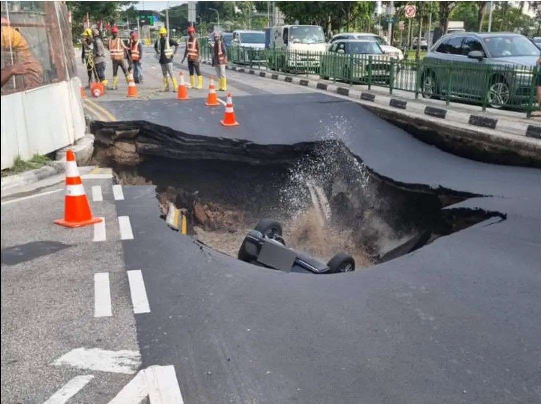 突发!新加坡马路塌陷,汽车瞬间坠入深坑!现场画面曝光