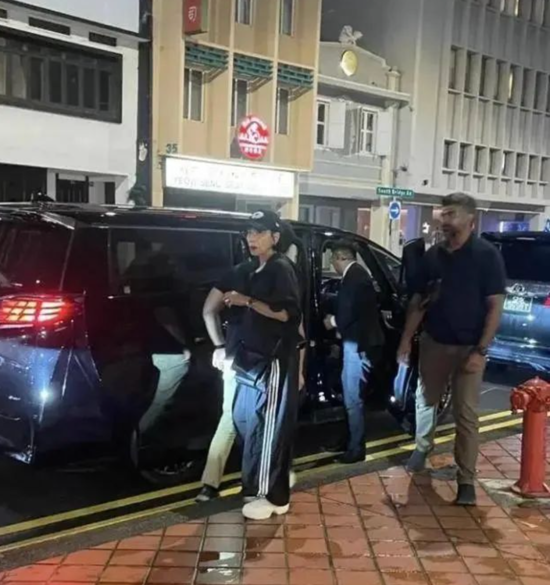 70岁周润发被偶遇新加坡街边吃肉骨茶，身型激瘦引发粉丝担忧