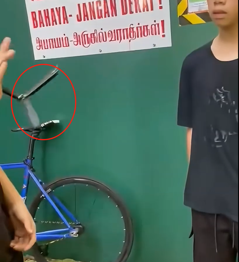 “你想被我们打还是自己脱衣服?”新加坡少年持刀霸凌视频疯传,警方介入