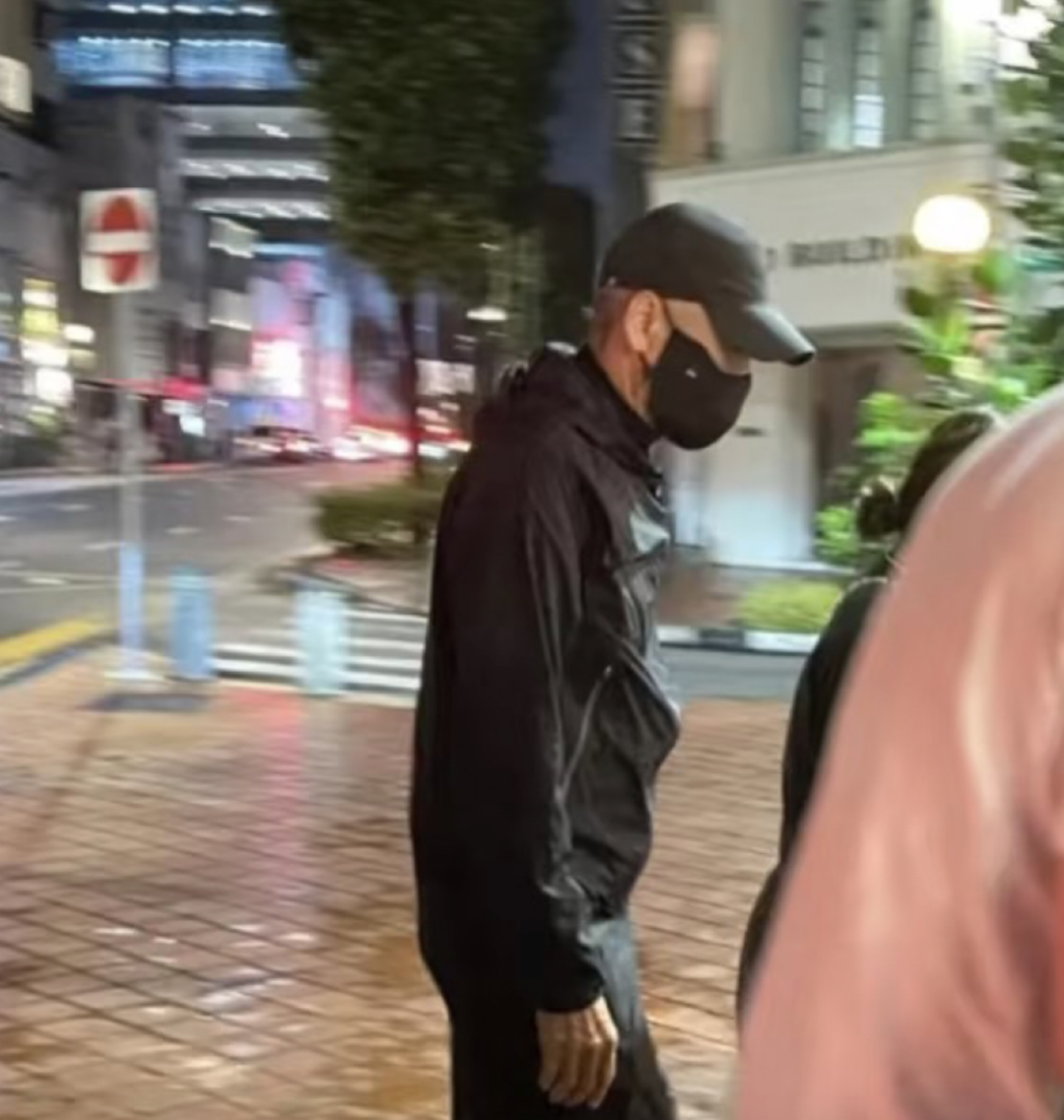 70岁周润发被偶遇新加坡街边吃肉骨茶，身型激瘦引发粉丝担忧