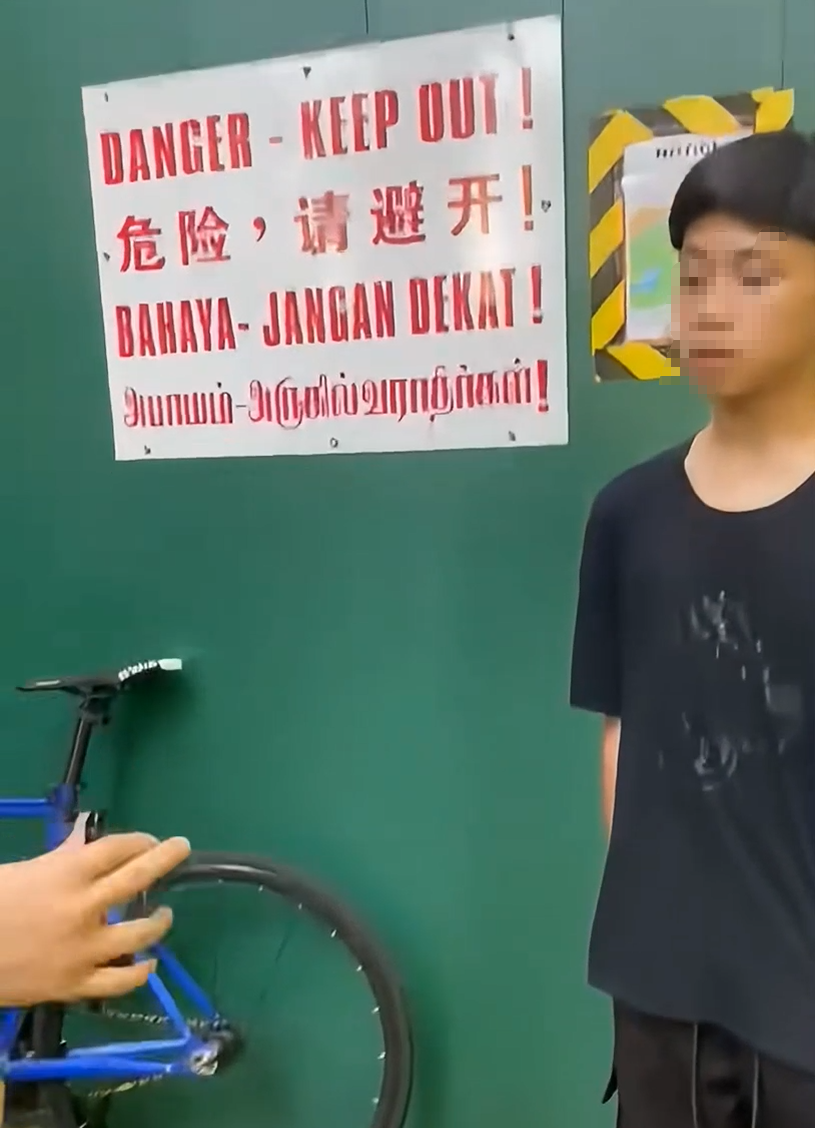 “你想被我们打还是自己脱衣服?”新加坡少年持刀霸凌视频疯传,警方介入
