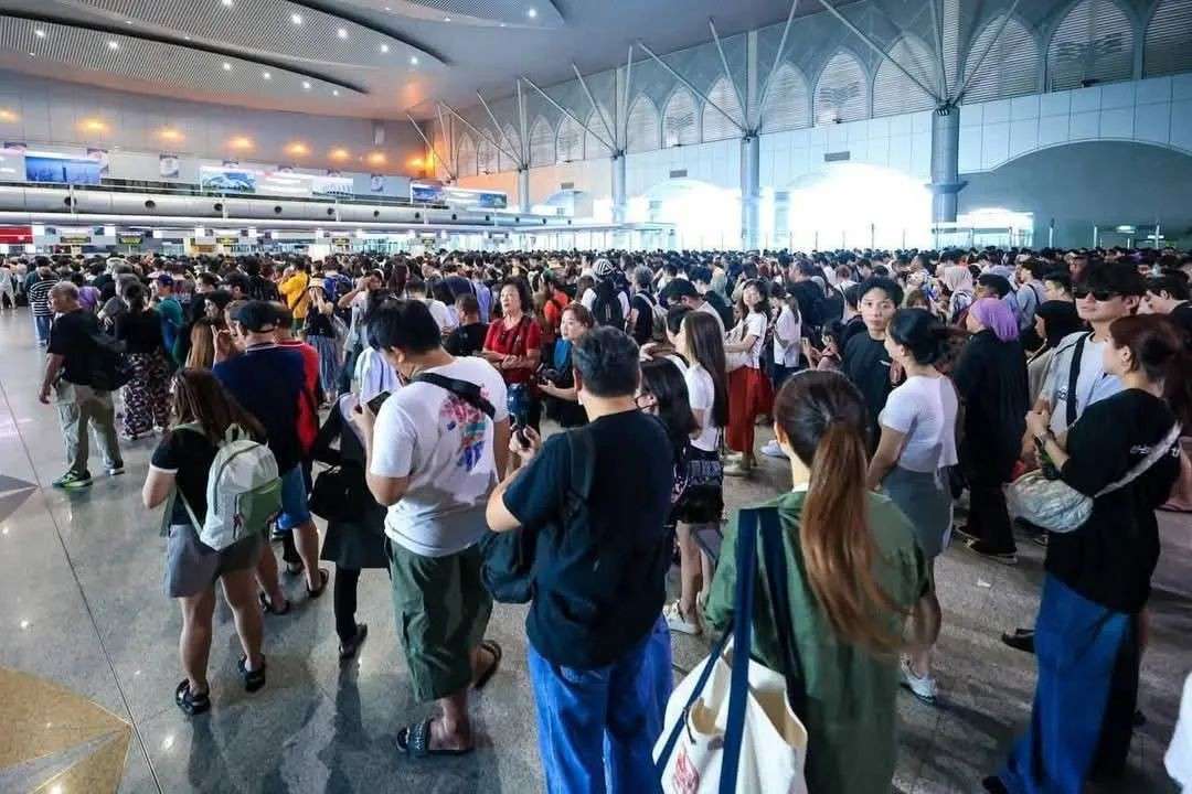 新马关卡系统崩了!人工通道挤爆了排队4小时,有人直接掉头回家