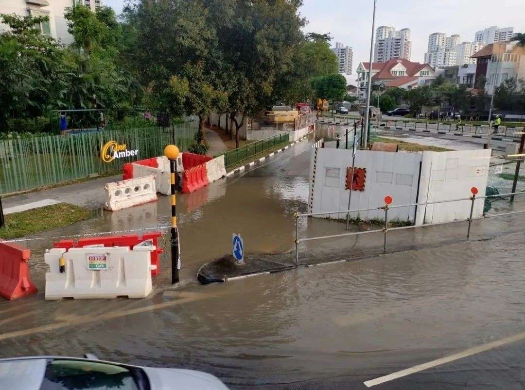 突发!新加坡马路塌陷,汽车瞬间坠入深坑!现场画面曝光