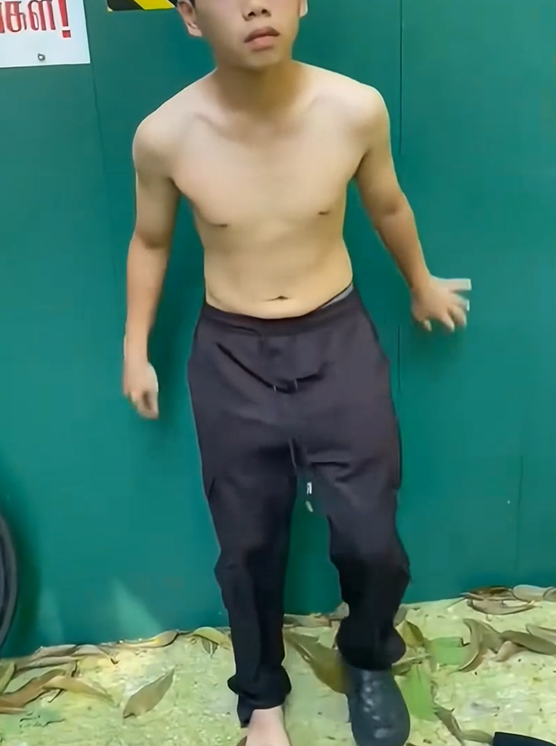 “你想被我们打还是自己脱衣服?”新加坡少年持刀霸凌视频疯传,警方介入