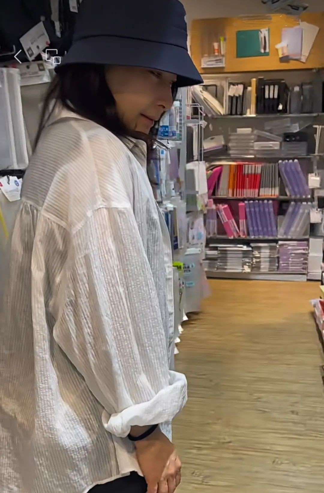 郭晶晶现身新加坡，素颜逛平价店没架子，网友直呼太接地气！