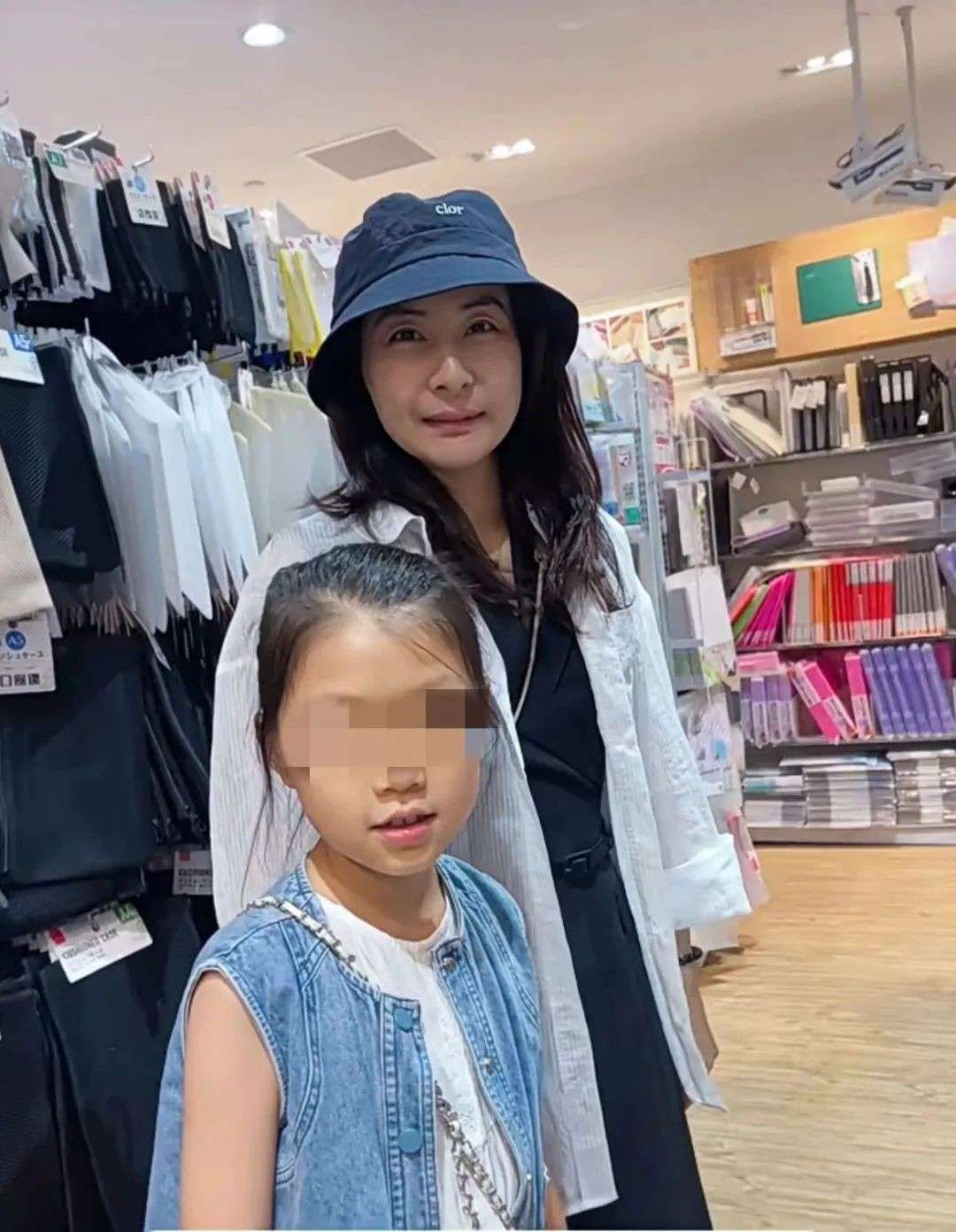 郭晶晶现身新加坡，素颜逛平价店没架子，网友直呼太接地气！