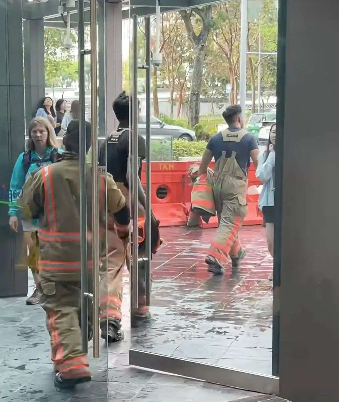突发!新加坡莱佛士城26楼吊台断裂,2人雨中被悬在半空