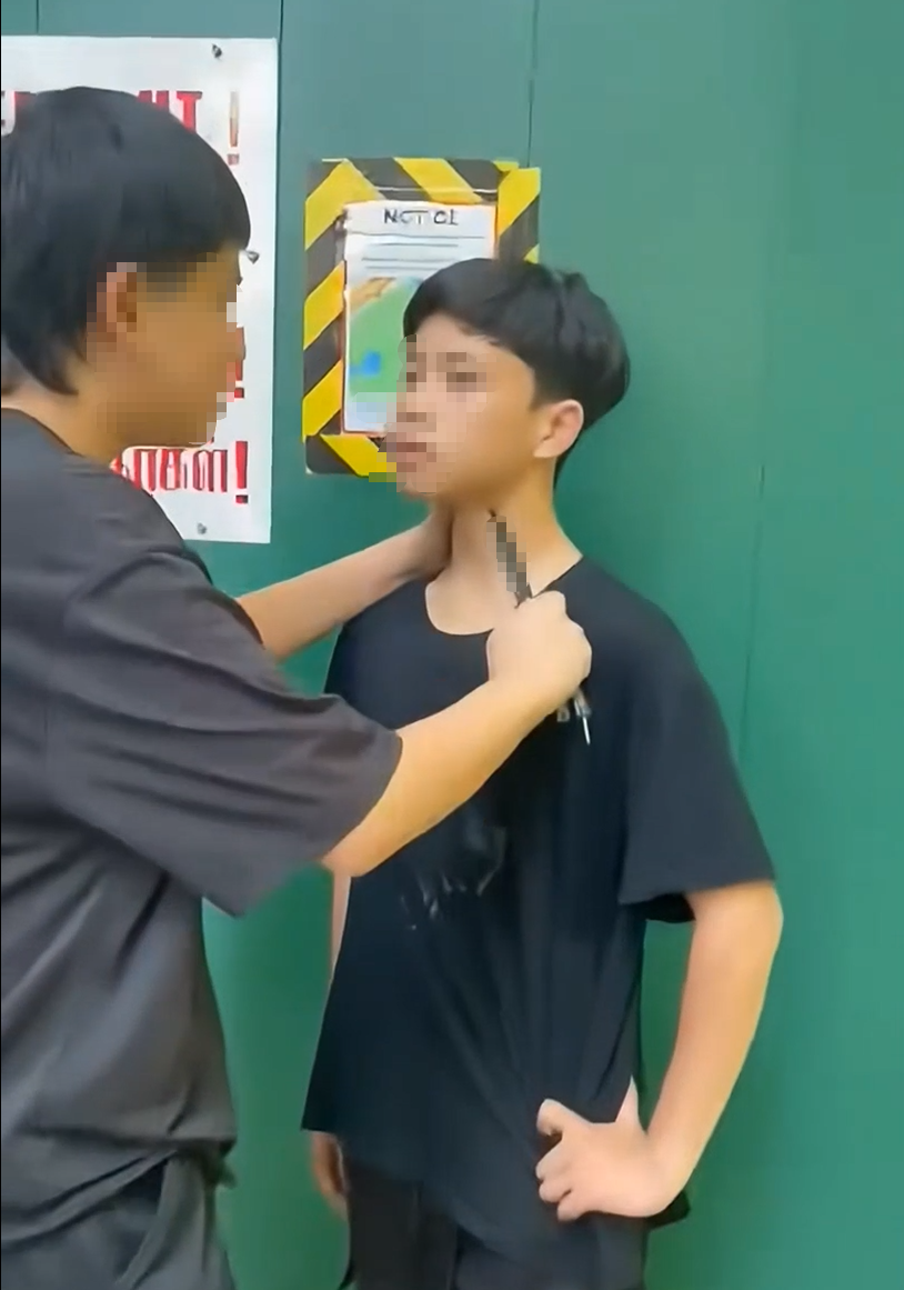 “你想被我们打还是自己脱衣服?”新加坡少年持刀霸凌视频疯传,警方介入