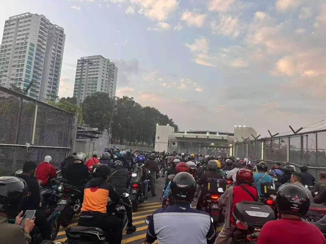 凌晨3点起,通勤4小时只为赚新币!新柔快线的开通能否真的解决越堤族的千层痛?