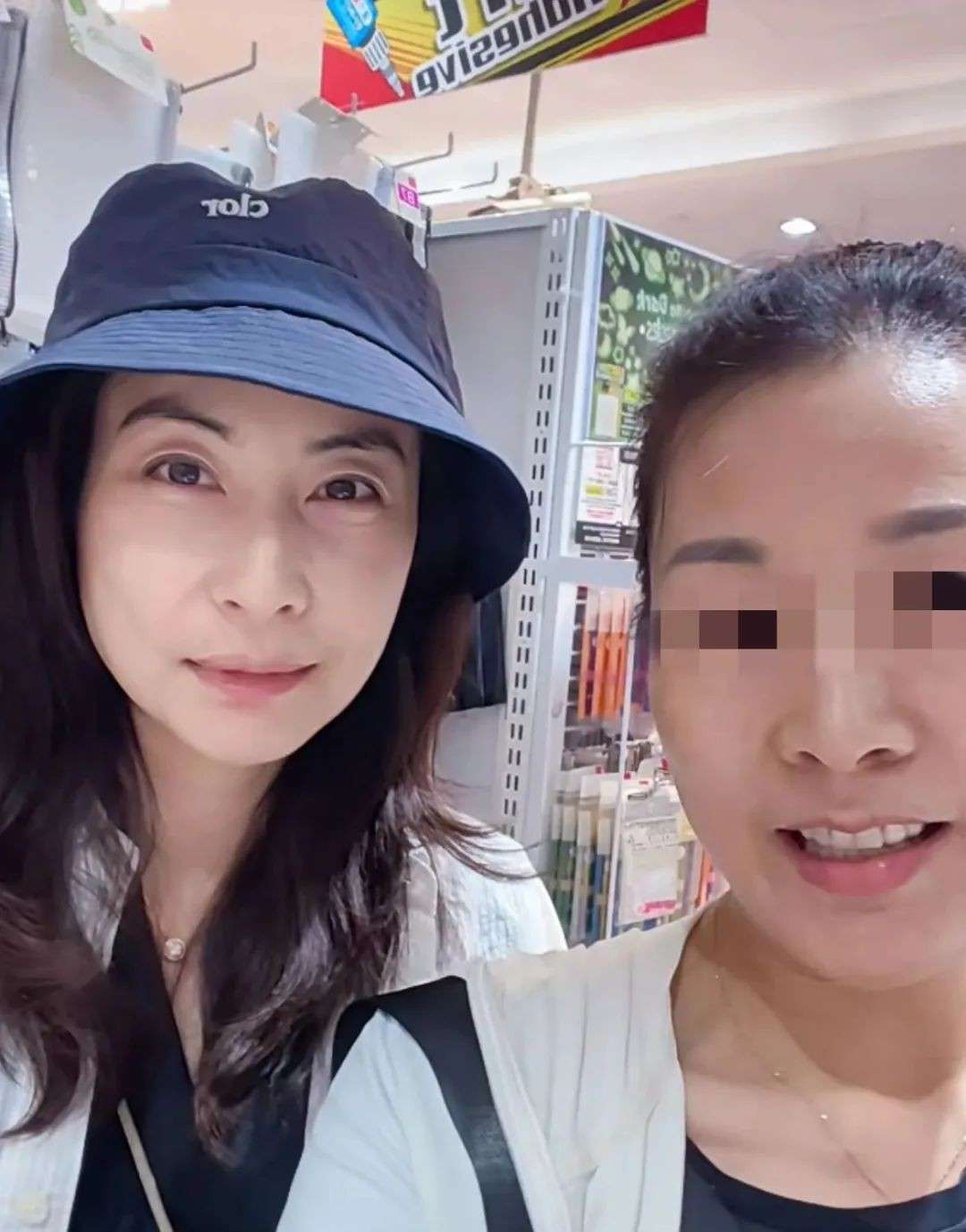 郭晶晶现身新加坡，素颜逛平价店没架子，网友直呼太接地气！