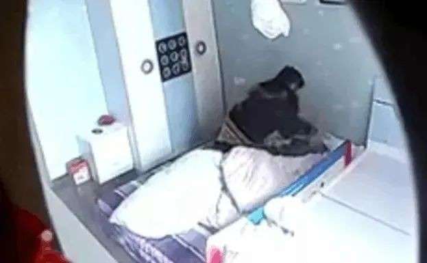 挥拳、掌掴、捏耳、打头！新加坡女佣4个月虐童22次，被判坐牢2年半！