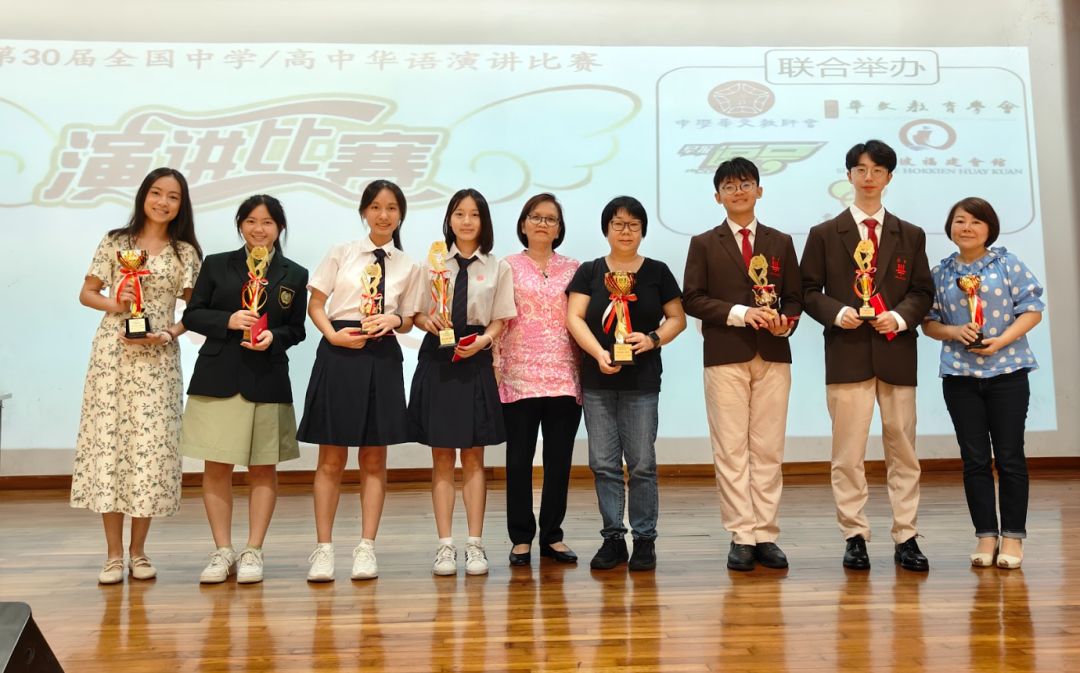 李光耀这1.8秒的静默，是300万人心跳的共振
