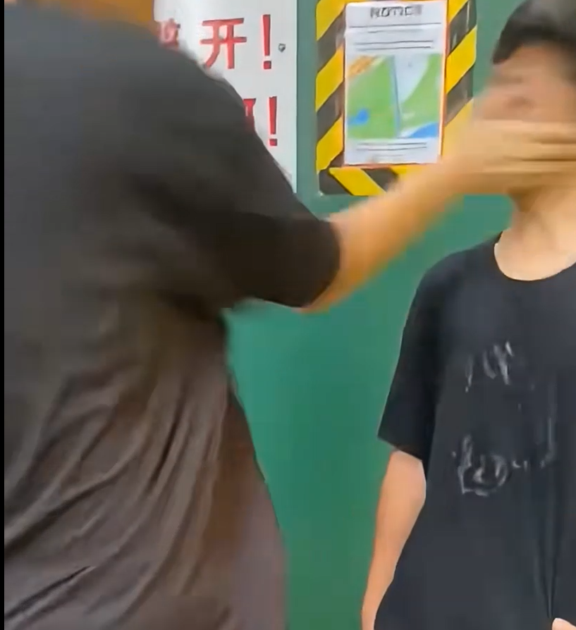 “你想被我们打还是自己脱衣服?”新加坡少年持刀霸凌视频疯传,警方介入