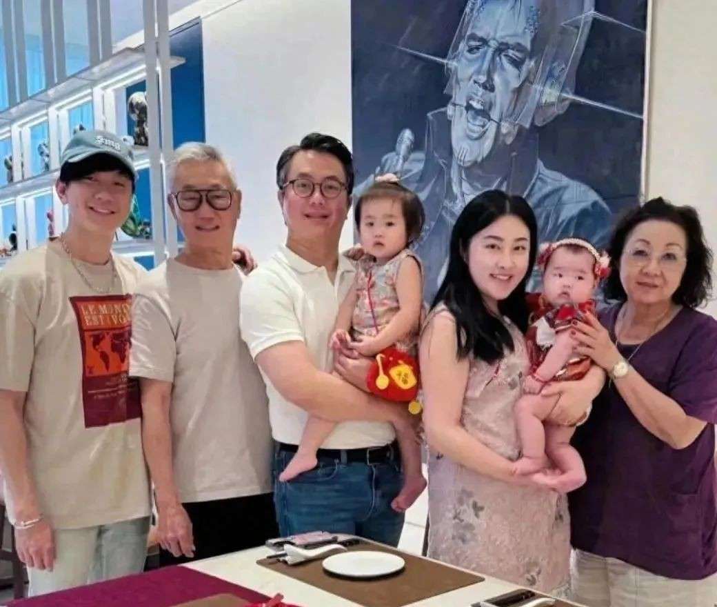 林俊杰演唱会突现痛苦神情:自曝心脏出问题需每日吃药,公司刚刚回应!