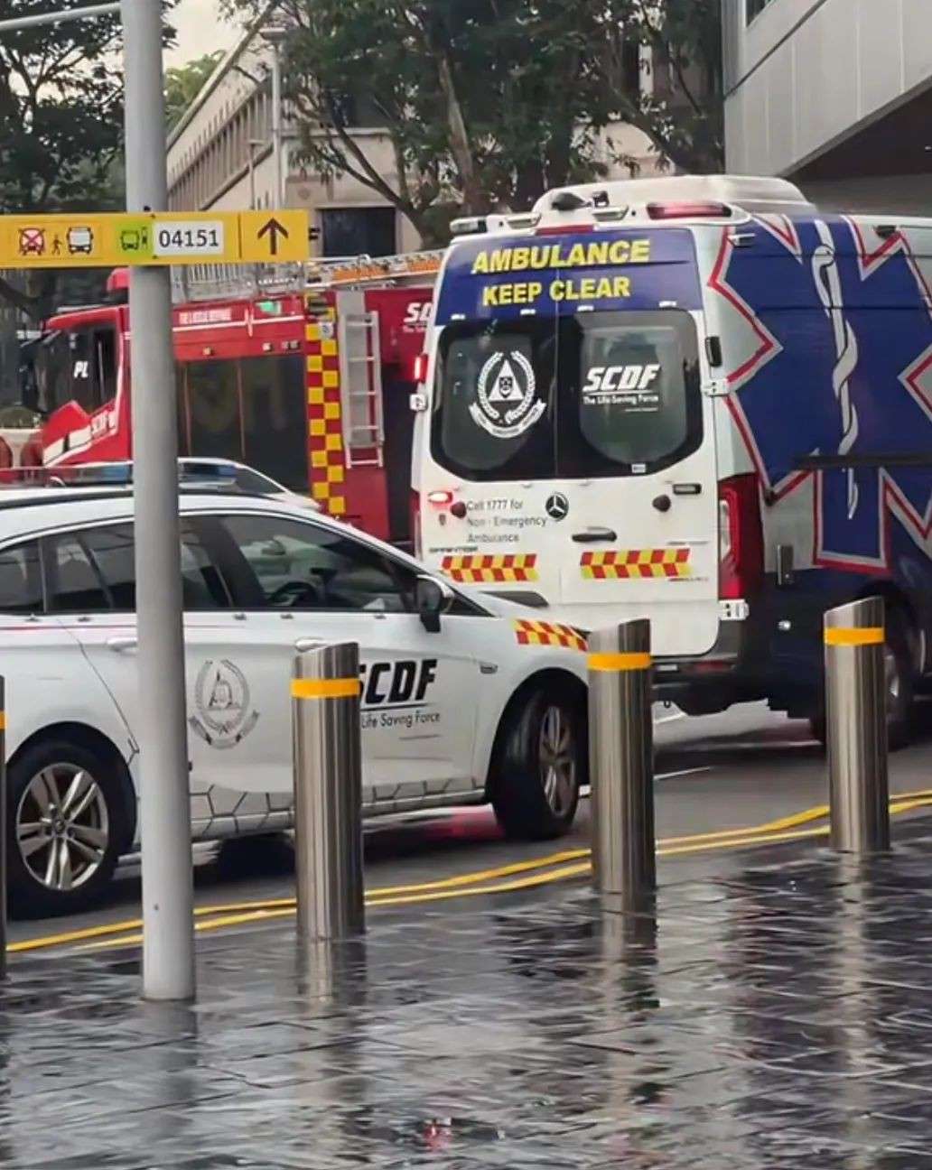 突发!新加坡莱佛士城26楼吊台断裂,2人雨中被悬在半空