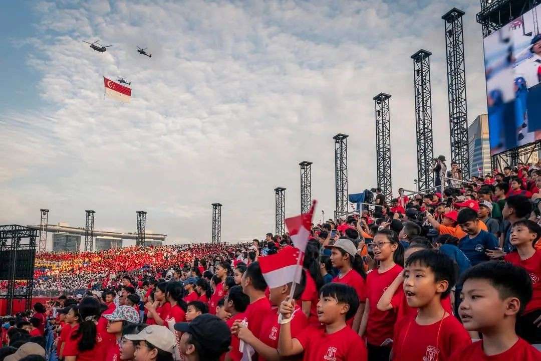 新加坡60周年高燃时刻!中国领导人发来贺电,滨海湾被挤爆,国庆烟花刷屏...
