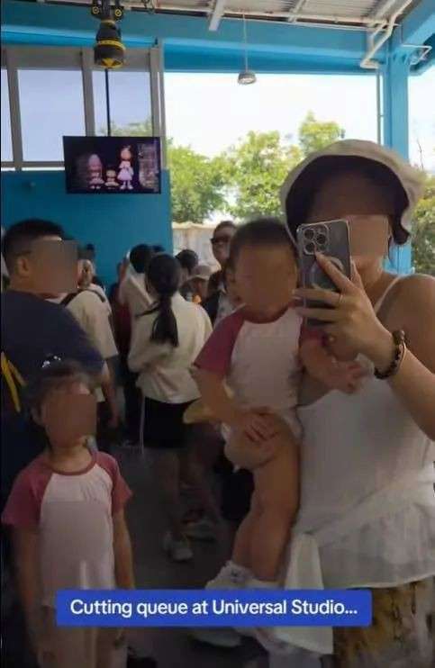 网传华人妈妈新加坡环球影城插队被怼,引发“中国人素质”争议