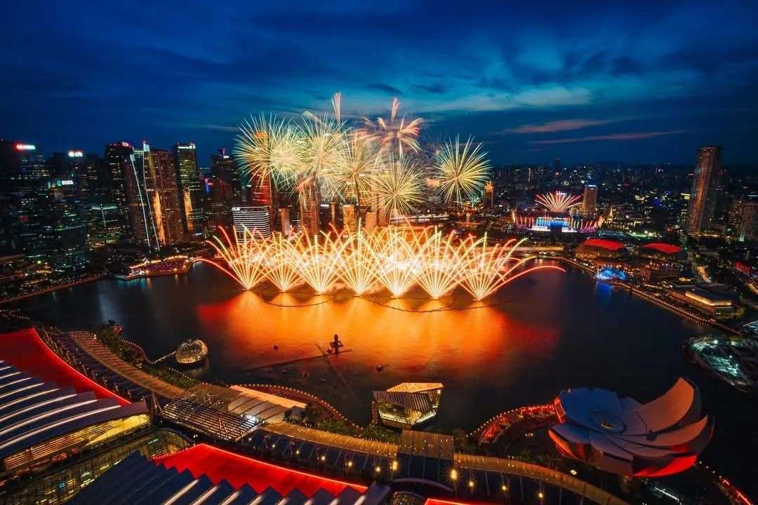新加坡60周年高燃时刻!中国领导人发来贺电,滨海湾被挤爆,国庆烟花刷屏...