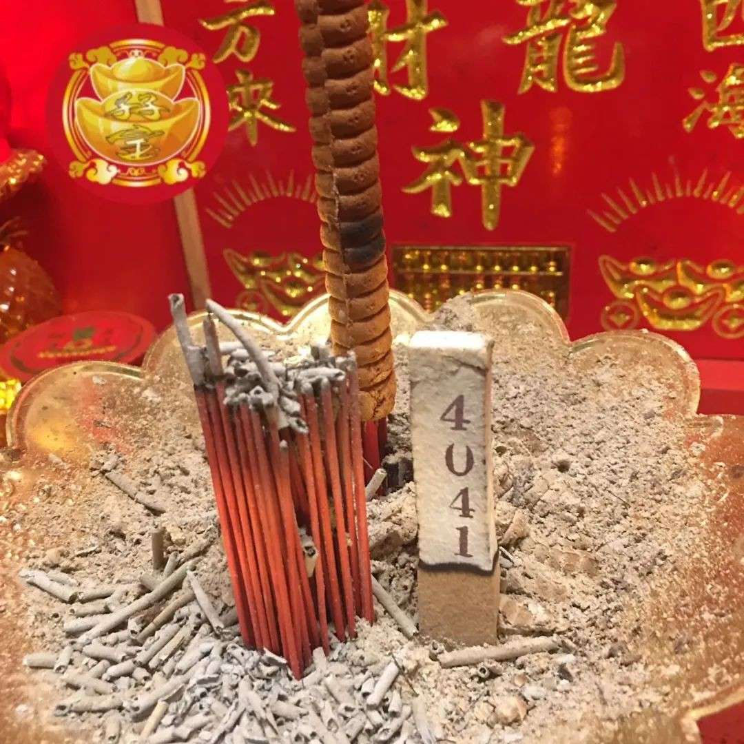 买彩票还得靠玄学，新加坡中元会送字集体发财，还中