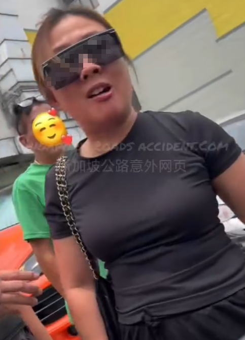 “他妈的回去中国吧，X你妈的！”新加坡停车场倒车被堵遭国骂、比中指