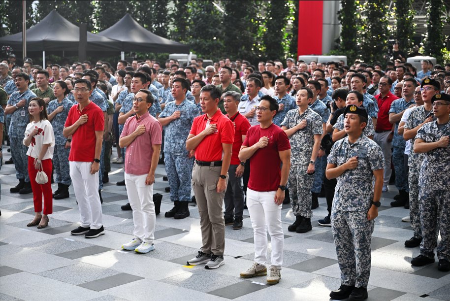 新加坡60周年高燃时刻!中国领导人发来贺电,滨海湾被挤爆,国庆烟花刷屏...