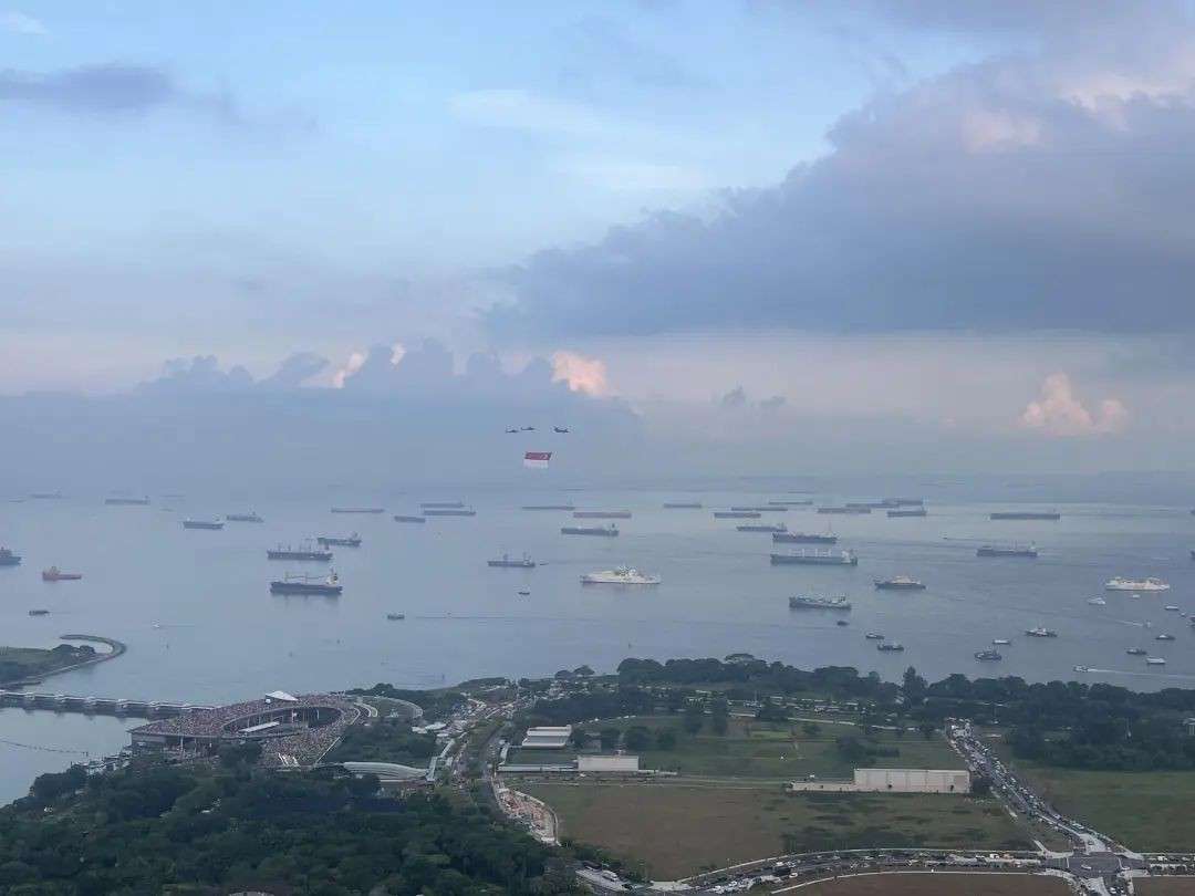 新加坡60周年高燃时刻!中国领导人发来贺电,滨海湾被挤爆,国庆烟花刷屏...