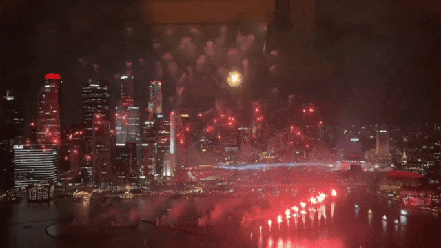 新加坡60周年高燃时刻!中国领导人发来贺电,滨海湾被挤爆,国庆烟花刷屏...