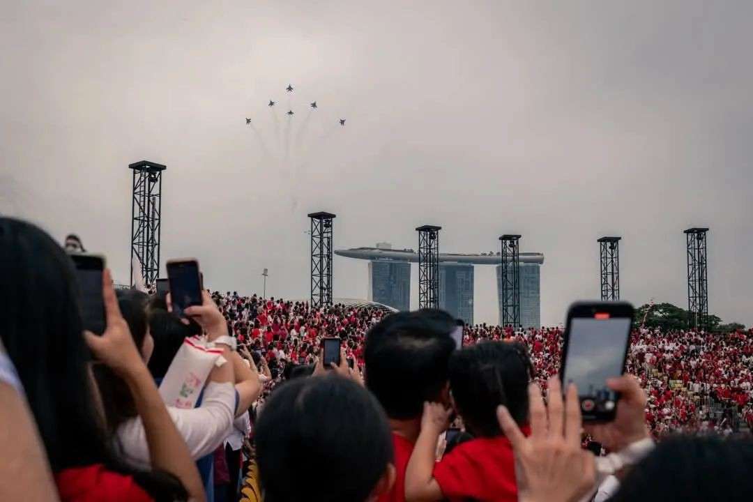 新加坡60周年高燃时刻!中国领导人发来贺电,滨海湾被挤爆,国庆烟花刷屏...