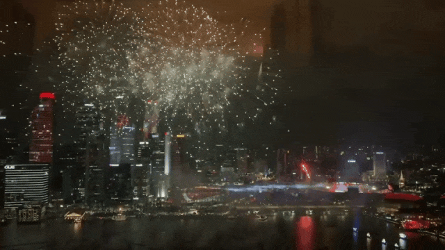 新加坡60周年高燃时刻!中国领导人发来贺电,滨海湾被挤爆,国庆烟花刷屏...