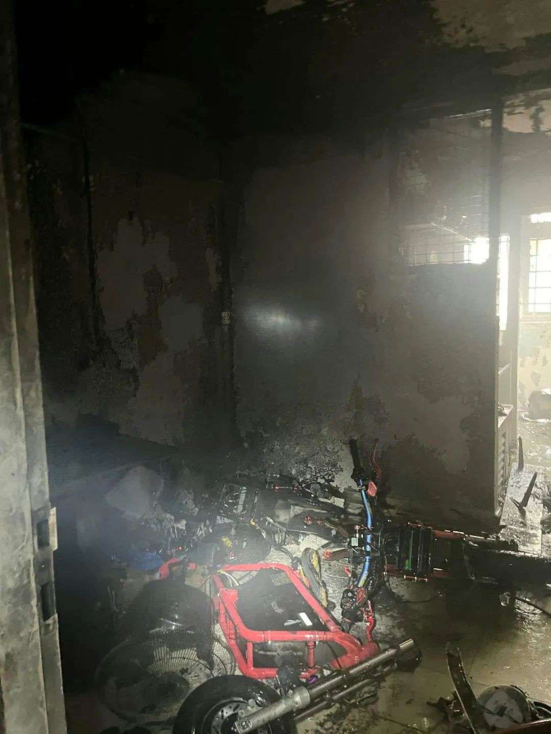 新加坡组屋火灾，2人丧生，生前曾大声呼救