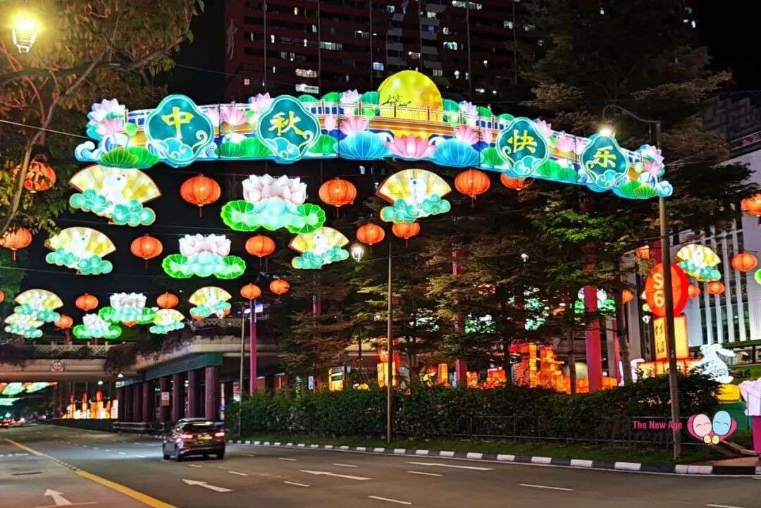 在新加坡感受中秋灯会，当然是去牛车水！灯谜、茶会、还有集章赢贺卡