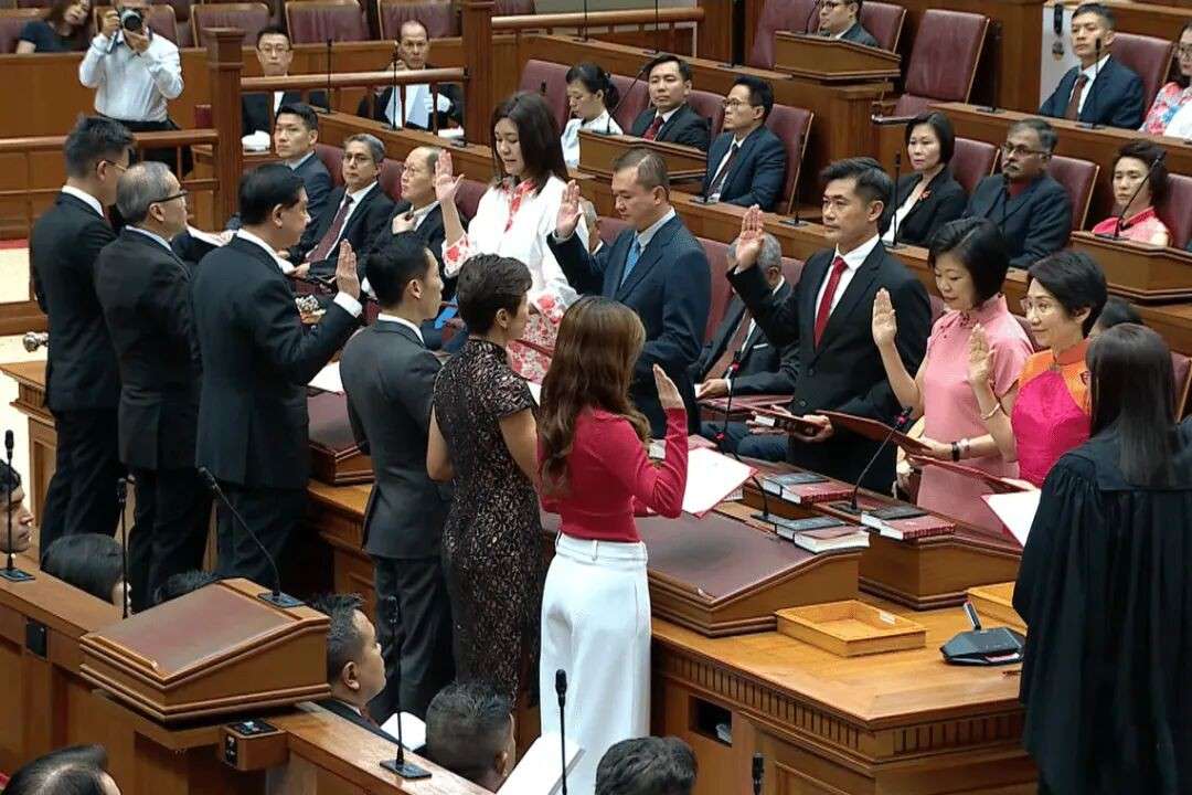 新加坡国会议员宣誓证书竟然全中文？网友看懵了：真的假的？