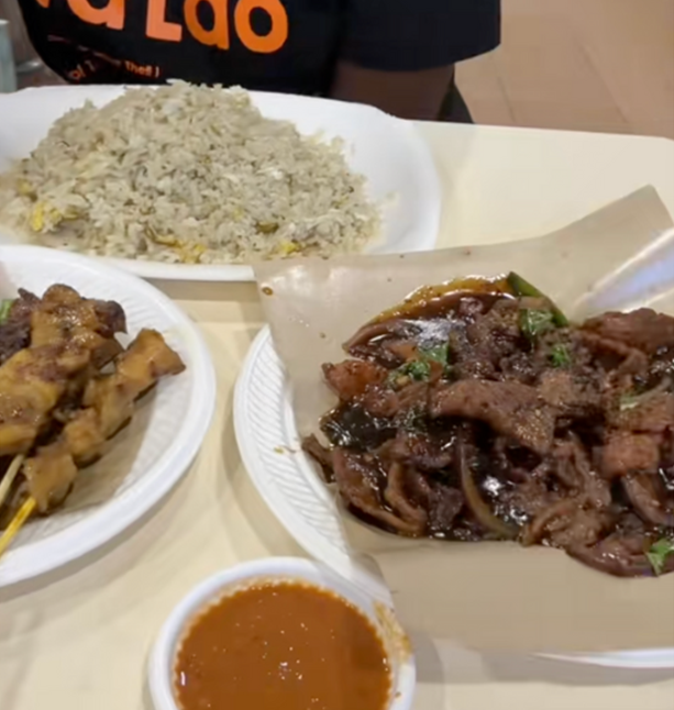 美国网红怒喷新加坡小贩中心：10串沙爹和炒饭要$45新币？抢钱啊！