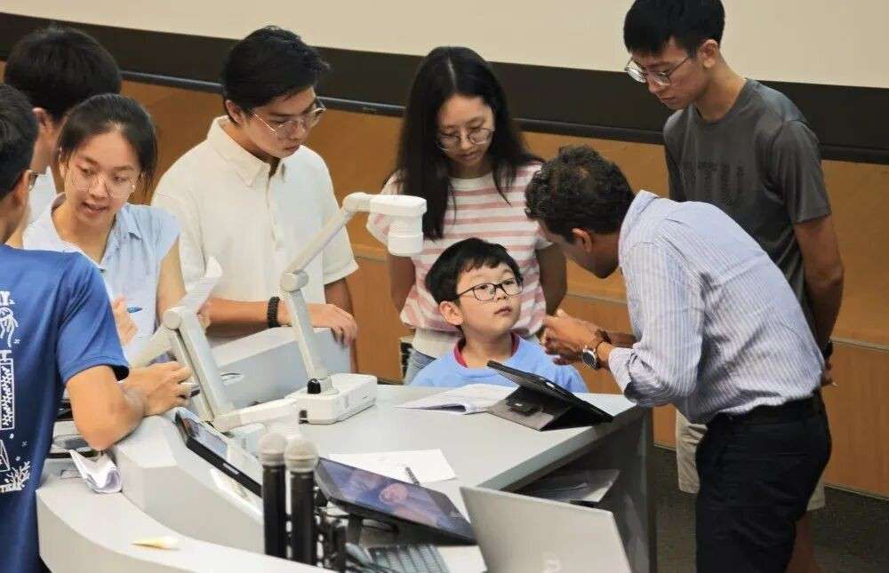 新加坡这个神童,7岁就在南大上化学课